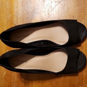 🌻 Torrid Peep Toe Wedges